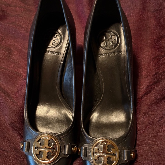 New Tory Burch Leather Pumps with Gold Detail and Wooden Bottom - Picture 12 of 12
